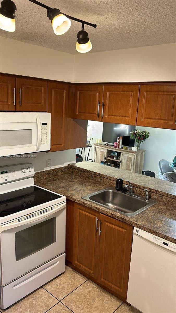 2 bedroom Condominium at 953 Coral Club Drive #953, Napoli Gardens At Coral Springs, Coral Springs — photo 5