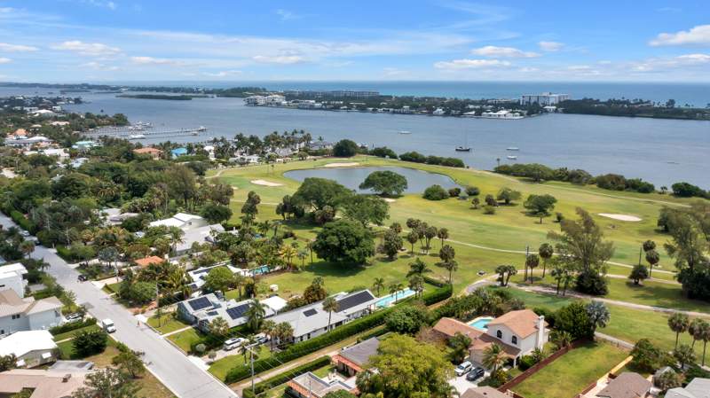 4 bedroom Single Family Residence at 1408 N Lakeside Drive, North Lake Worth, Lake Worth Beach — photo 2