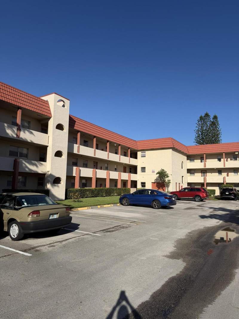 1 bedroom Condominium at 2950 Sunrise Lakes Drive #305, Sunrise Lakes 2 Condo, Sunrise — photo 2