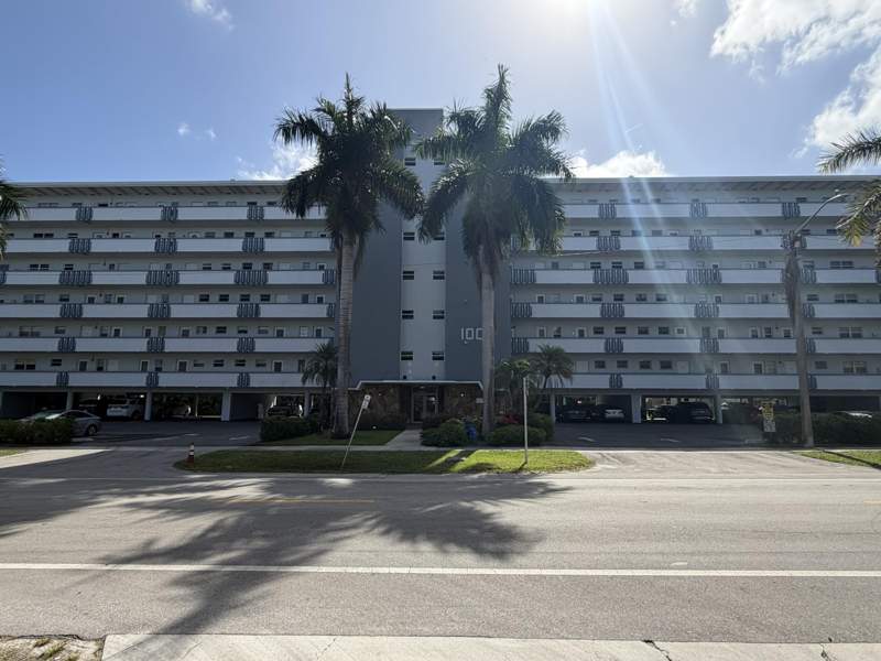 1 bedroom Condominium at 1000 NE 14th Avenue #304, Fairways Royale Condo, Hallandale Beach — photo 2