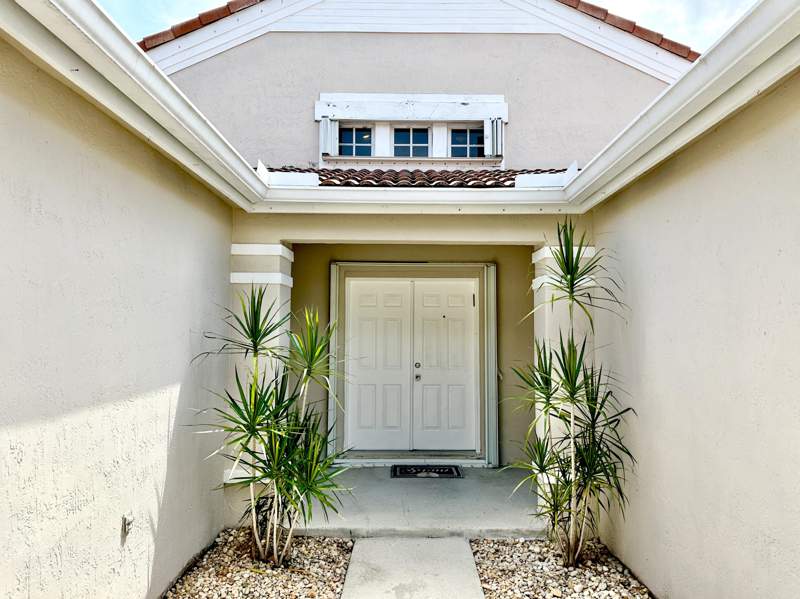 4 bedroom Single Family Residence at 386 Carrington Drive, Sector 4 North, Weston — photo 2