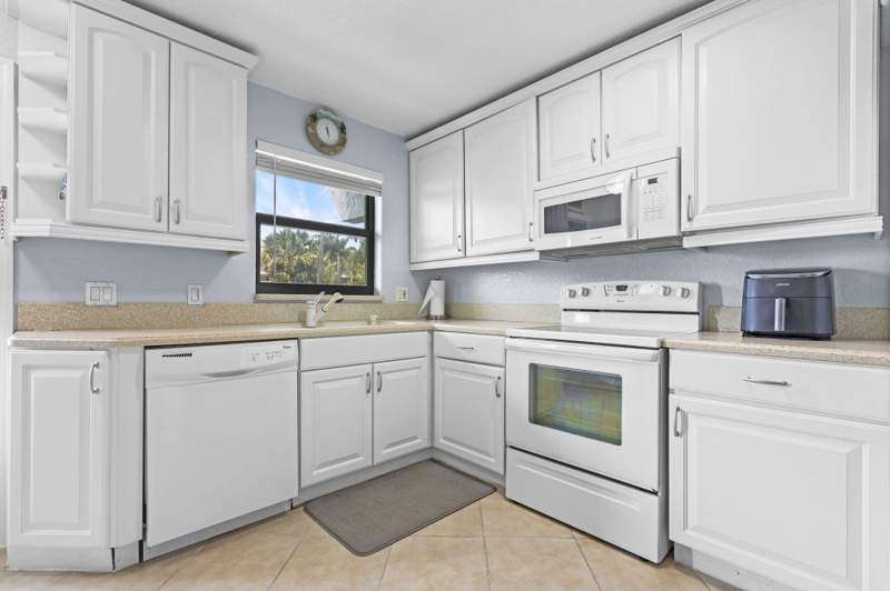 2 bedroom Condominium at 1300 Seaway Drive #B7, La Entrada Del Mar Condominium, Fort Pierce — photo 4