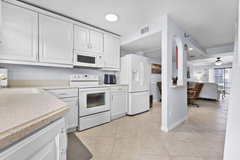 2 bedroom Condominium at 1300 Seaway Drive #B7, La Entrada Del Mar Condominium, Fort Pierce — photo 3