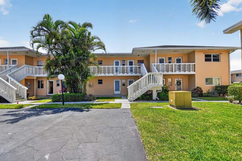 2 bedroom Condominium at 2111 NE 1st Court #204, Village Royale Condo 1, Boynton Beach — photo 2