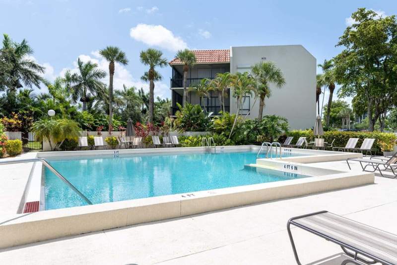 2 bedroom Condominium at 3050 Presidential Way #305, Lands Of The President Condo 8, West Palm Beach — photo 2