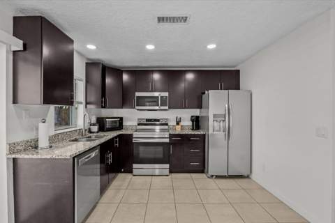 1549 SE Minorca Avenue, Port St. Lucie FL - photo 10 of 36