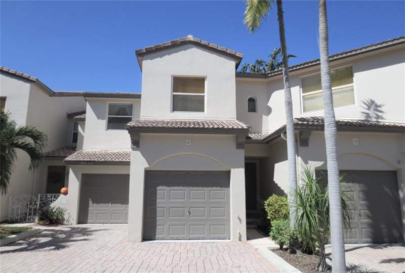 2 bedroom Townhouse at 1900 Oceanwalk Lane #117, Ocean Walk Villas Condo, Lauderdale-By-The-Sea — photo 2