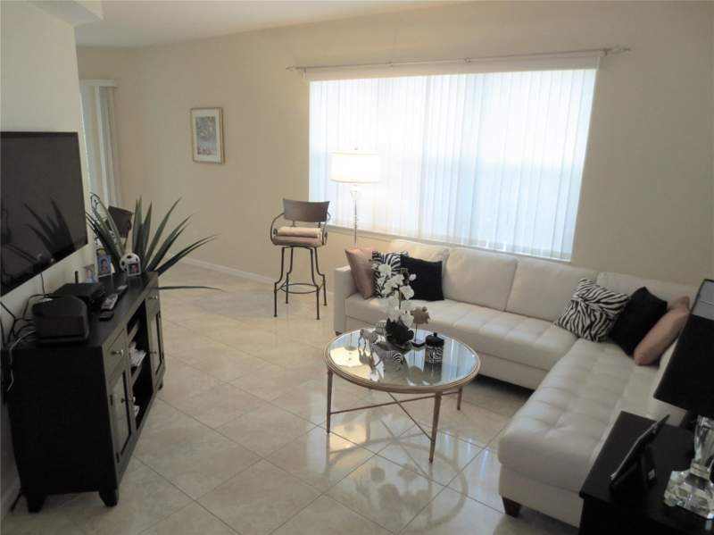 2 bedroom Townhouse at 1900 Oceanwalk Lane #117, Ocean Walk Villas Condo, Lauderdale-By-The-Sea — photo 5