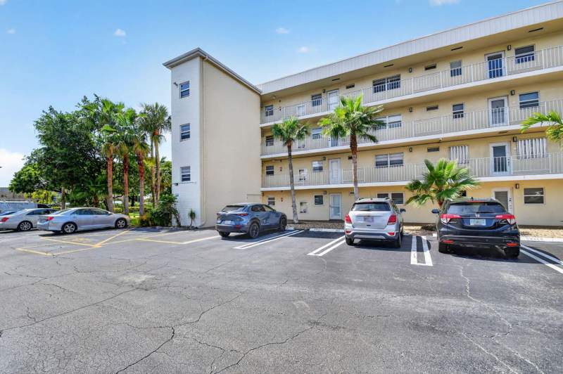 2 bedroom Condominium at 2515 NE 1st Court #4020, Village Royale On The Green Condo, Boynton Beach — photo 2
