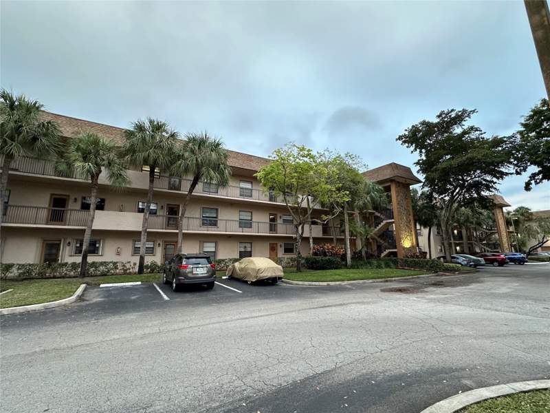 2 bedroom Condominium at 6090 N Sabal Palm Boulevard #110, Lakes Of Carriage Hills, Tamarac — photo 2