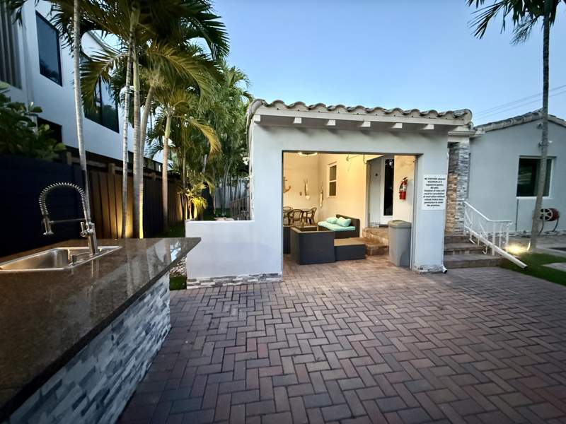 4 bedroom Single Family Residence at 700 NE 17th Way, Victoria Highlands Amd Plat, Fort Lauderdale — photo 3