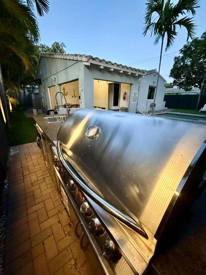4 bedroom Single Family Residence at 700 NE 17th Way, Victoria Highlands Amd Plat, Fort Lauderdale — photo 4