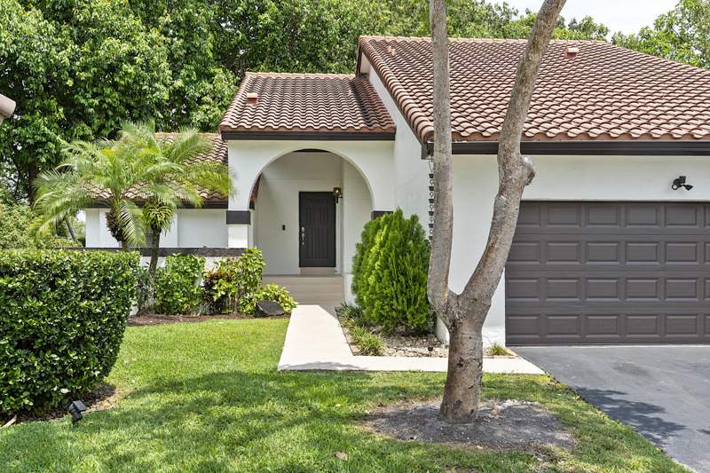 3 bedroom Single Family Residence at 1955 Sacramento, COUNTRY ISLES PATIO HOMES, Weston — photo 1