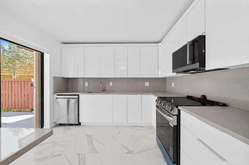 2 bedroom Townhouse at 2962 SW 12th Street, Waterford Courtyards Addition, Deerfield Beach — photo 3