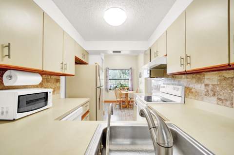 7867 Willow Spring Drive #821, Lake Worth FL - photo 11 of 24