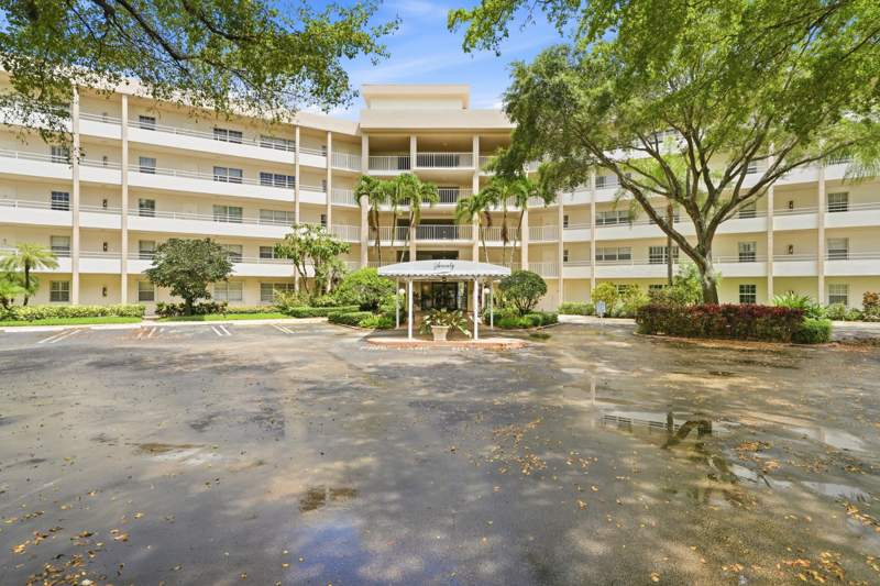 3 bedroom Condominium at 3800 Oaks Clubhouse Drive #410, Palm-Aire Country Club, Pompano Beach — photo 2