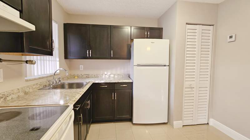 2 bedroom Villa at 416 Lakeside Drive #129, Village On The Lake Condo, Margate — photo 3
