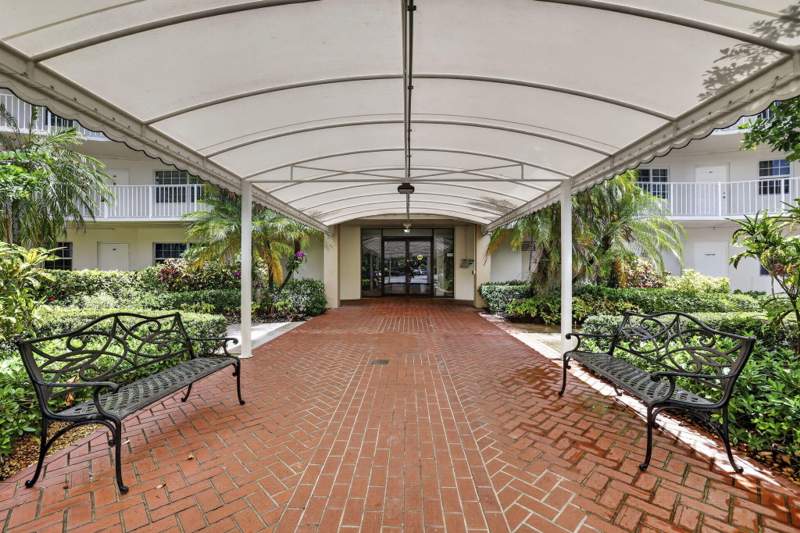 3 bedroom Condominium at 3900 Oaks Clubhouse Drive #410, No 76 Palm-Aire Country Club, Pompano Beach — photo 3