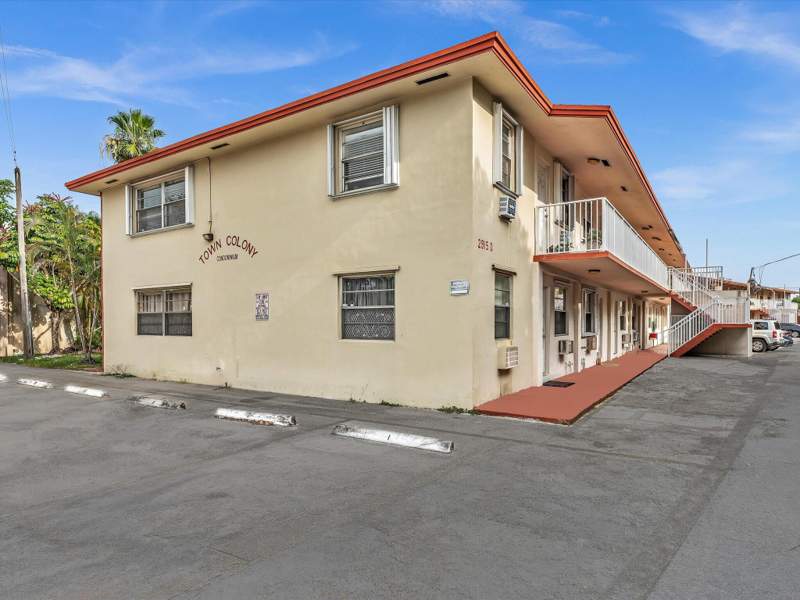 1 bedroom Condominium at 2915 Plunkett Street #5d, Town Colony Condo, Hollywood — photo 3