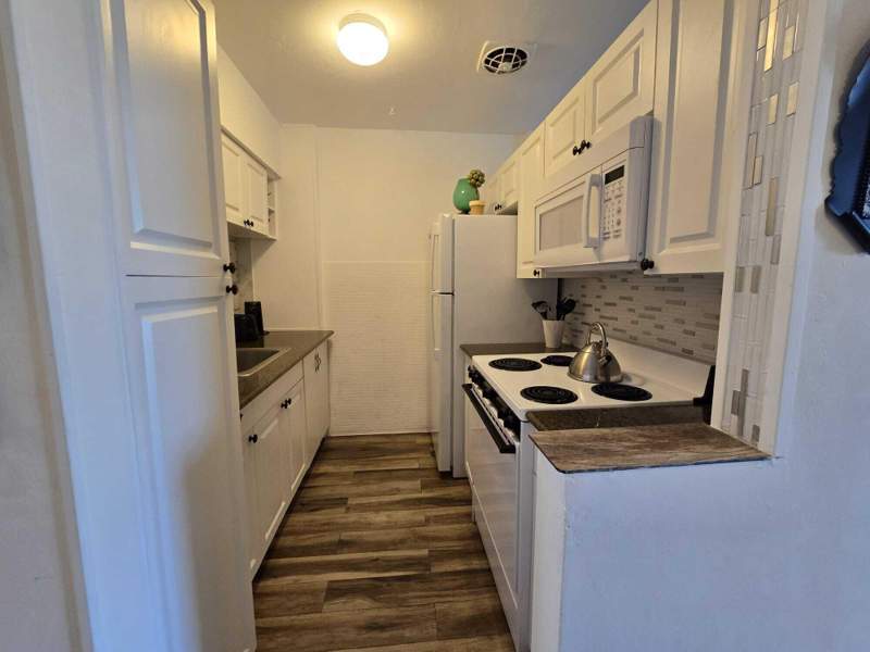 1 bedroom Stock Cooperative at 1000 SW 10th Avenue #19p, Rolen Lake Gardens Co-Op, Hallandale Beach — photo 3