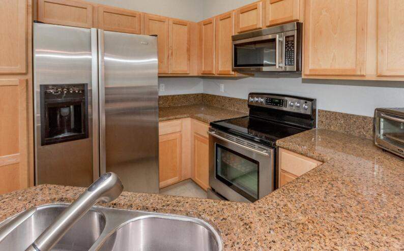 2 bedroom Townhouse at 3019 Laurel Ridge Circle, Thousand Oaks, Riviera Beach — photo 2