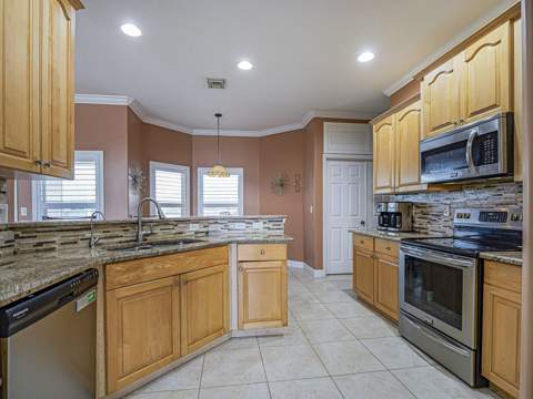 581 SW Grove Avenue, Port St. Lucie FL - photo 10 of 38