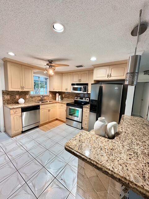 10079 Yeoman Lane, Royal Palm Beach FL - photo 7 of 31