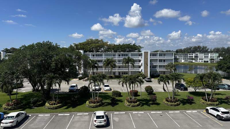 1 bedroom Condominium at 1044 Cambridge C, Century Village, Deerfield Beach — photo 2