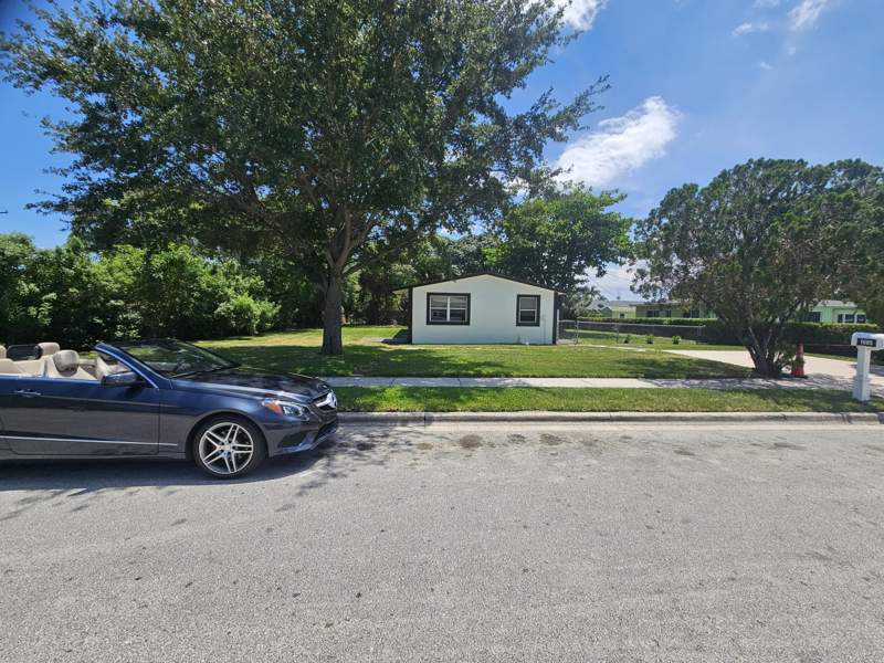 4 bedroom Single Family Residence at 1605 W 10th Street, Riviera Heights, Riviera Beach — photo 2