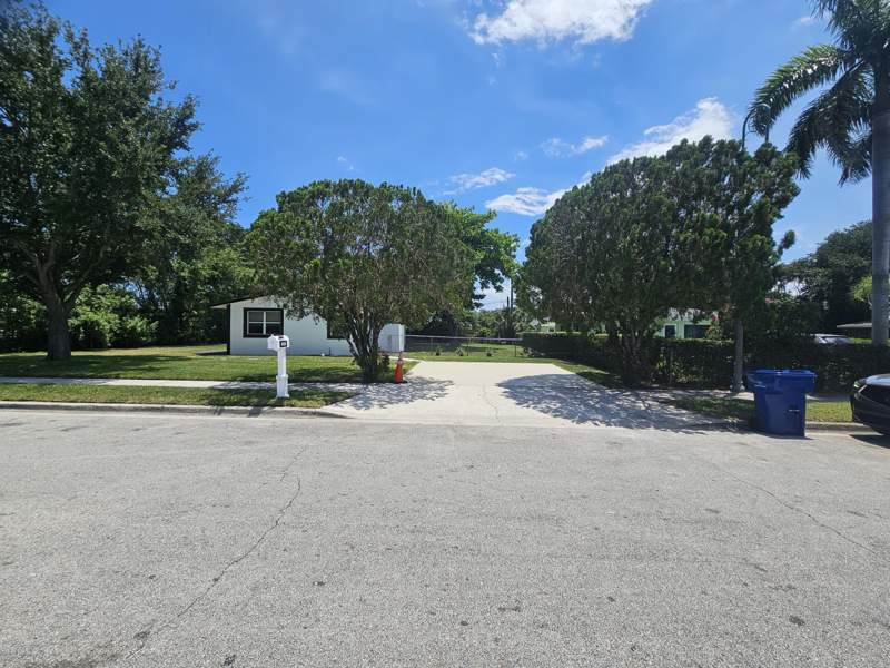 4 bedroom Single Family Residence at 1605 W 10th Street, Riviera Heights, Riviera Beach — photo 3