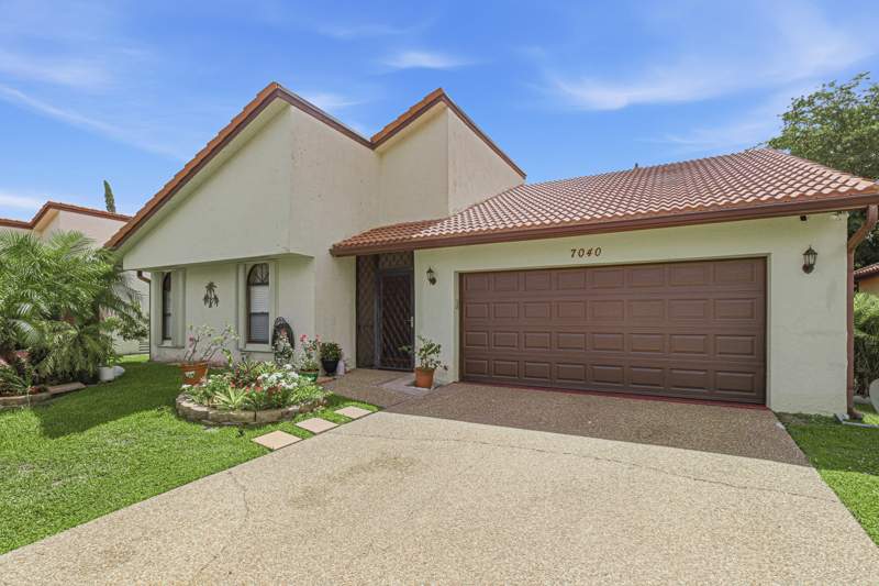 3 bedroom Single Family Residence at 7040 Golf Pointe Circle, Woodmont Tract 71, Tamarac — photo 4
