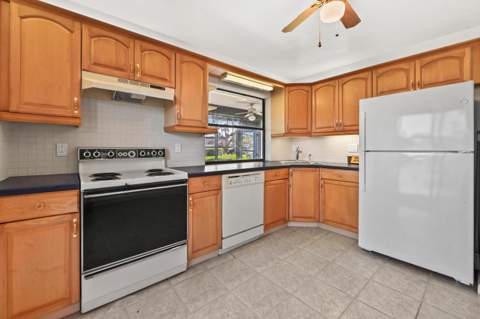 5537 Parkwalk Circle, Boynton Beach FL - photo 8 of 27