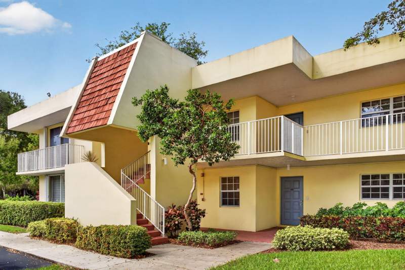 2 bedroom Condominium at 500 Oaks Lane #111, No 1 Palm-Aire Country Club, Pompano Beach — photo 2