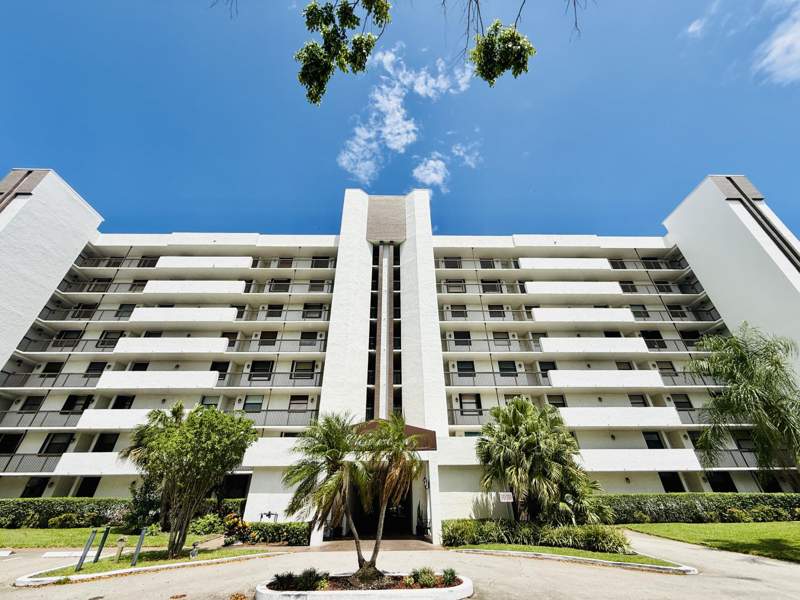 3 bedroom Condominium at 1266 S Military Trail #561, Clearwater of Meadowlakes, Deerfield Beach — photo 2