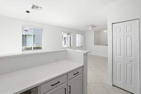 3068 Laurel Ridge Circle, Riviera Beach FL - photo 10 of 32