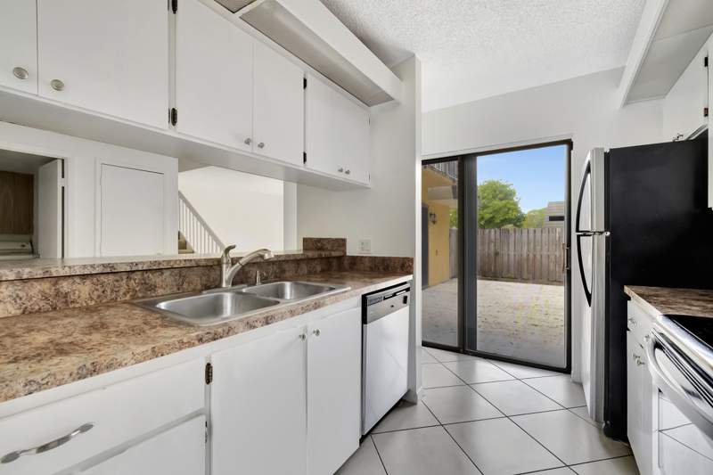 2 bedroom Townhouse at 311 3rd Way, Village Of Sandalwood Lakes 1, West Palm Beach — photo 2