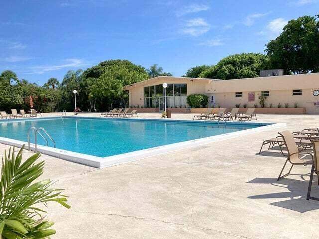 2 bedroom Condominium at 480 Executive Center Drive #4a, Breakwaters Of The Palm Beaches Condo, West Palm Beach — photo 4