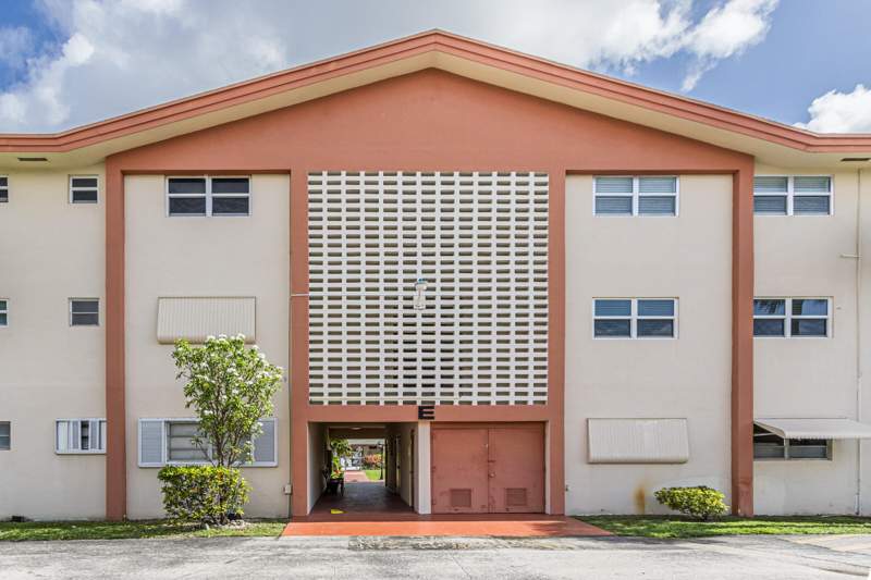 1 bedroom Condominium at 5300 Washington Street #E208, Beverly Hills Condo Number Four, Hollywood — photo 4