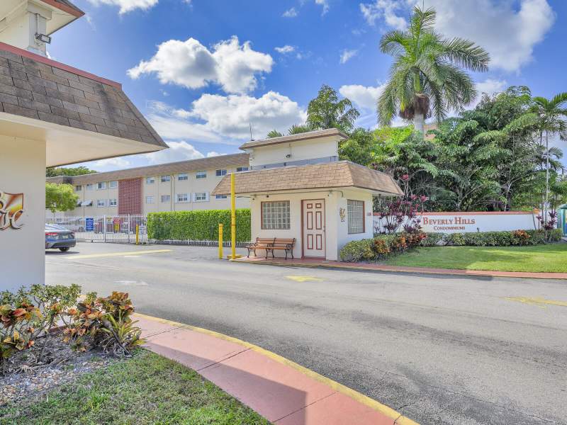 1 bedroom Condominium at 5300 Washington Street #E208, Beverly Hills Condo Number Four, Hollywood — photo 3