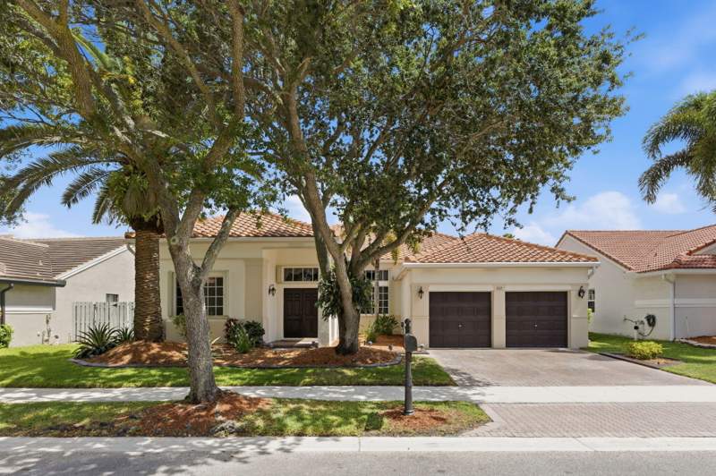 5 bedroom Single Family Residence at 832 Heritage Drive, Sector 4 North, Weston — photo 2