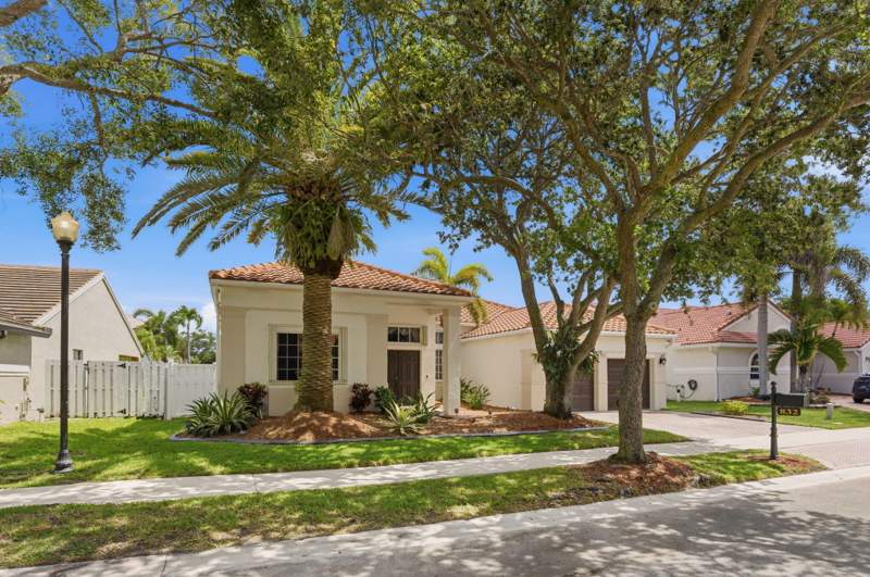 5 bedroom Single Family Residence at 832 Heritage Drive, Sector 4 North, Weston — photo 3