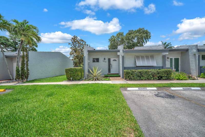 2 bedroom Villa at 2347 N 37th Avenue, SHERIDAN HILLS SEC 1, Hollywood — photo 2