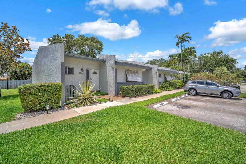 2 bedroom Villa at 2347 N 37th Avenue, SHERIDAN HILLS SEC 1, Hollywood — photo 3