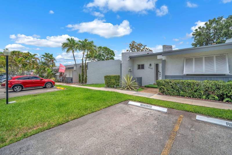 2 bedroom Villa at 2347 N 37th Avenue, SHERIDAN HILLS SEC 1, Hollywood — photo 4