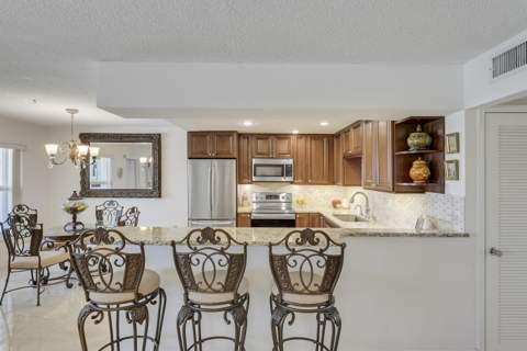 210 Wellington, West Palm Beach FL - photo 8 of 22