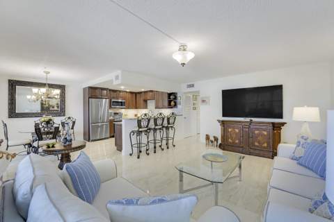 210 Wellington, West Palm Beach FL - photo 7 of 22