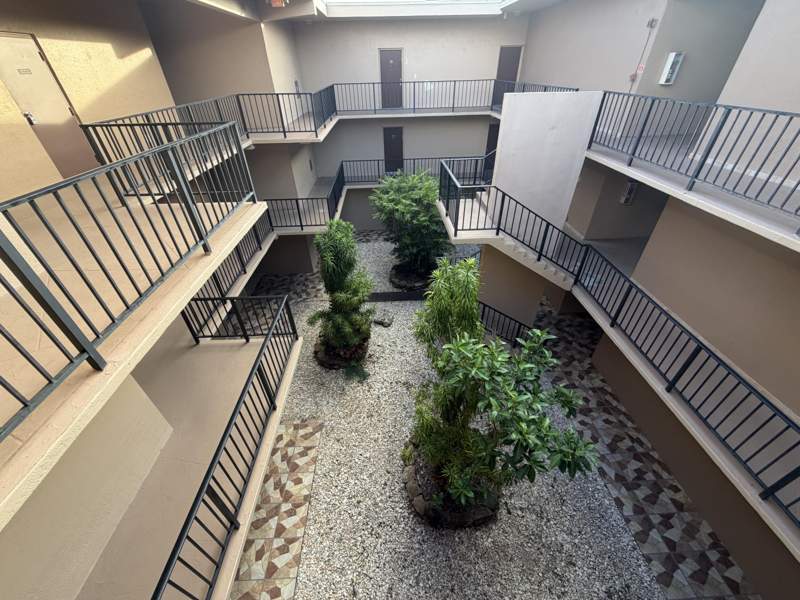 1 bedroom Condominium at 4040 N Hills Drive #35, Emerald Hills C C Apts Condo, Hollywood — photo 4