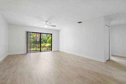 9405 Dundee Drive, Lake Worth FL - photo 21 of 41