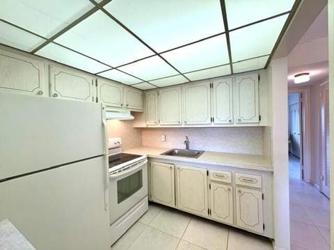 116 Windsor F, West Palm Beach FL - photo 14 of 41