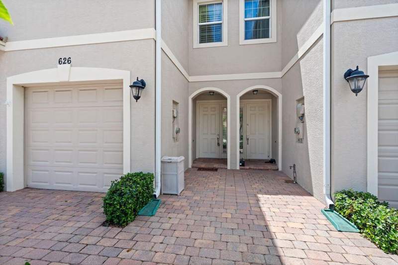 2 bedroom Townhouse at 626 SW Glen Crest Way, River Glen, Stuart — photo 2